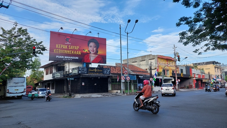  Baliho Ketua DPR RI Puan Maharani bertuliskan Kepak Sayap Kebhinekaan di Jalan Veteran Solo, Jawa Tengah, Kamis (5/8). (MP/Ismail)