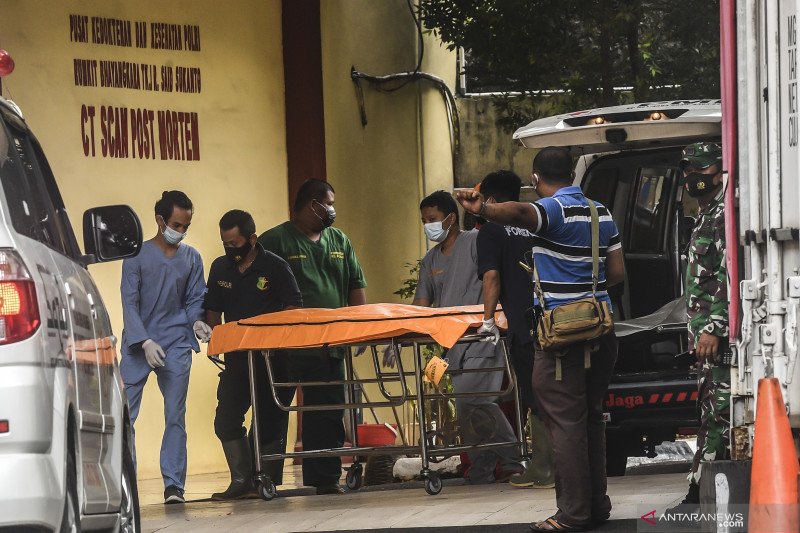Petugas kedokteran forensik Rumah Sakit (RS) Polri Kramat Jati membawa kantong jenazah ke dalam Posko CT Scan Post Mortem, RS Polri Kramat Jati, Jakarta, Minggu (10/1/2021). RS Polri Kramat Jati kembali menerima tiga kantong jenazah korban kecelakaan pesawat Sriwijaya Air SJ 182 yang selanjutnya akan diidentifikasi. ANTARA FOTO/Muhammad Adimaja/aww.