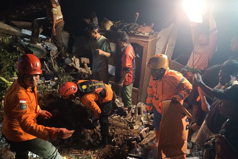 Satu Keluarga Tertimbun Longsor di Trenggalek, 4 Meninggal 1 Selamat