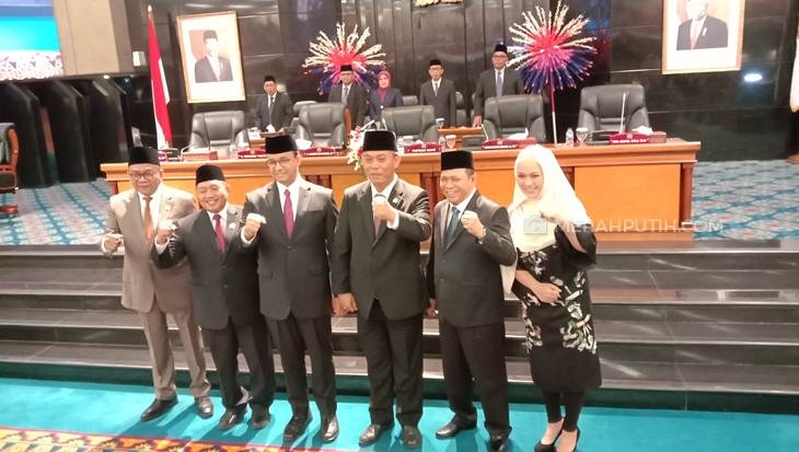 Foto bersama usai penandatanganan MoU kesepakatan KUA-PPAS APBD 2020 di Gedung DPRD DKI, Jakarta Pusat, Kamis (28/11). (Foto: MP/Asropih)