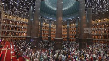 Umat Muslim Laksanakan Salat Tarawih Pertama Bulan Suci Ramadan 1446 Hijriah di Masjid Istiqlal