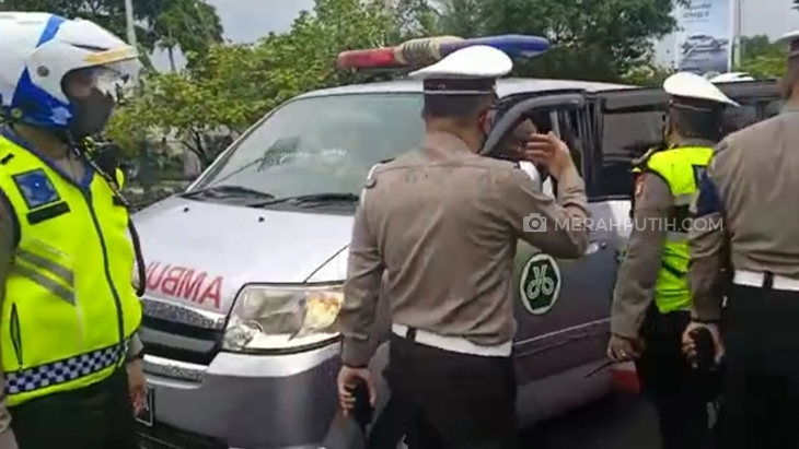 Polisi Sweeping Sejumlah Ambulans di Lokasi Demo