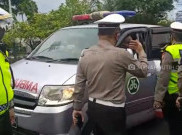 Polisi Sweeping Sejumlah Ambulans di Lokasi Demo