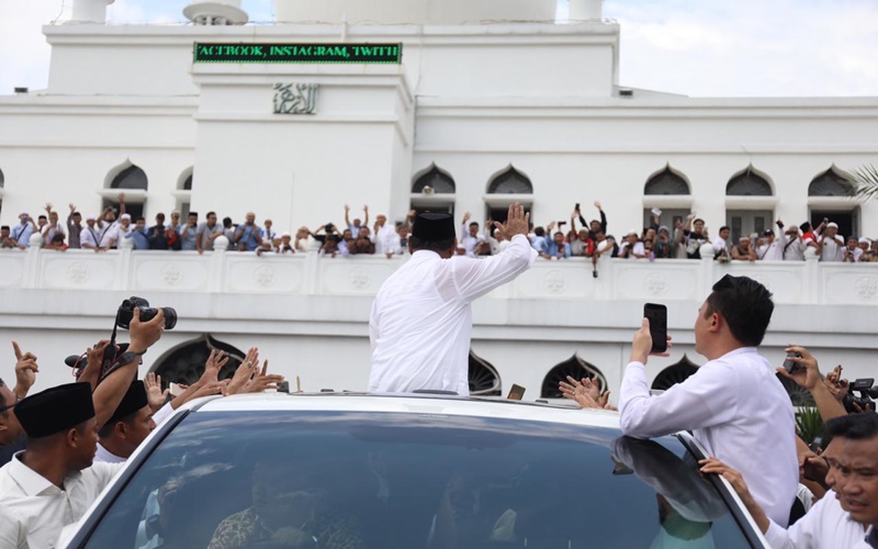 Prabowo Subianto mendapat sambutan meriah dari jamaah masjid Al-Azhar Kebayoran Baru
