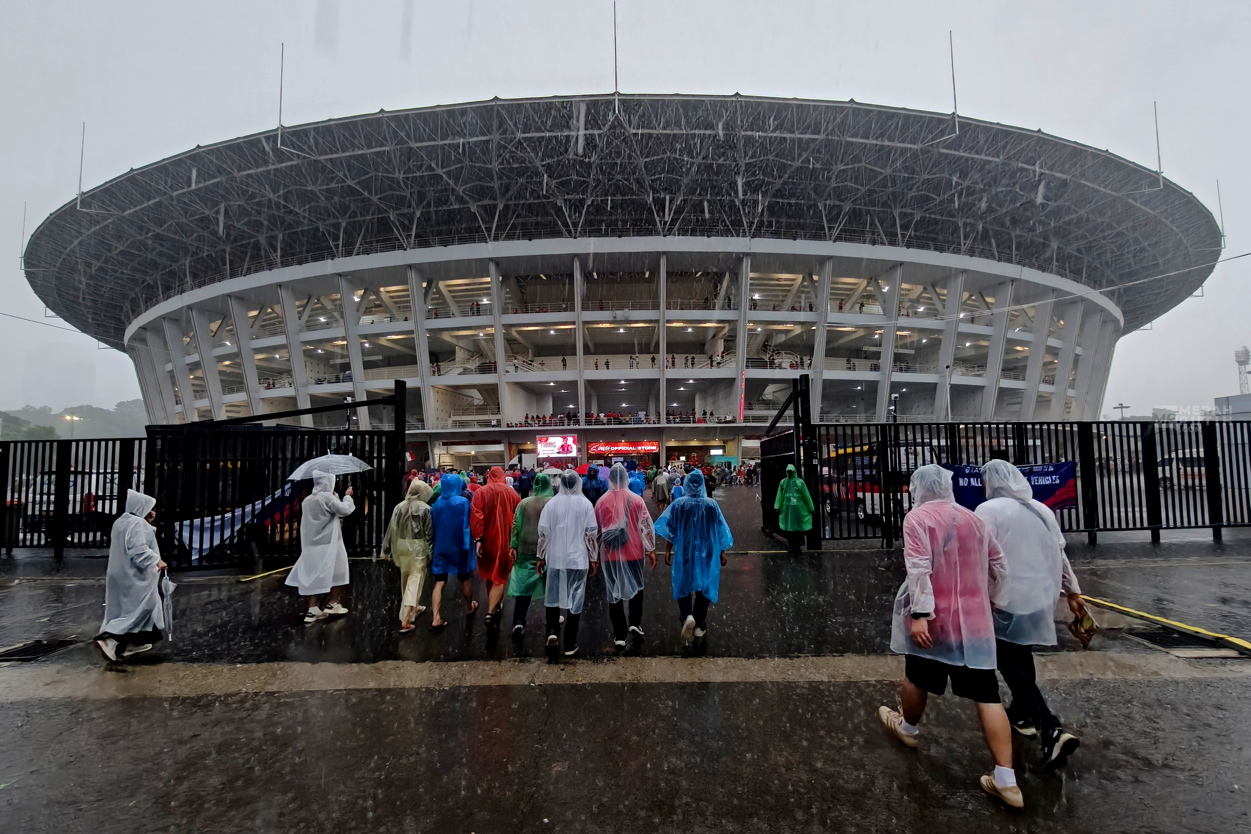 Semangat Supporter Timnas Indonesia Meski Hujan Deras Guyur Stadion GBK