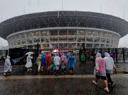 Semangat Supporter Timnas Indonesia Meski Hujan Deras Guyur Stadion GBK 