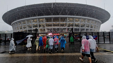 Semangat Supporter Timnas Indonesia Meski Hujan Deras Guyur Stadion GBK 