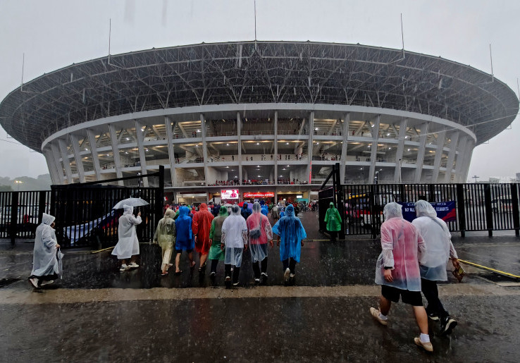 Semangat Supporter Timnas Indonesia Meski Hujan Deras Guyur Stadion GBK 