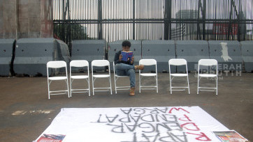 Aksi Mahasiswa Gelar Rapat Dengar Pendapat Warga di Gedung DPR Jakarta