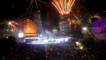 Gemerlap Kembang Api Malam Tahun Baru 2025 di Bundaran HI Jakarta