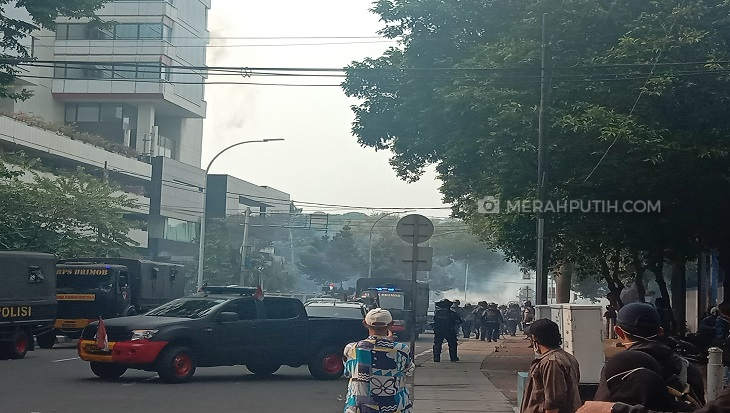 Polisi Pukul Massa Demo UU Ciptaker ke Kebon Sirih