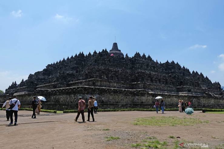 Sejumlah wisatawan berjalan di halaman Candi Borobudur di Kompleks Taman Wisata Candi Borobudur, Magelang, Jawa Tengah, Kamis (13/2/2020). ANTARA FOTO/Anis Efizudin/wsj (ANTARA FOTO/ANIS EFIZUDIN)