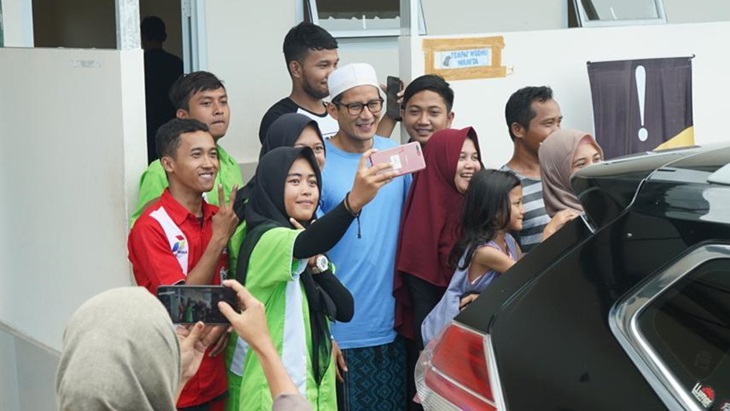 Sandiaga Uno berhenti di KM 228A Tol kanci Pejagan. (BPN)