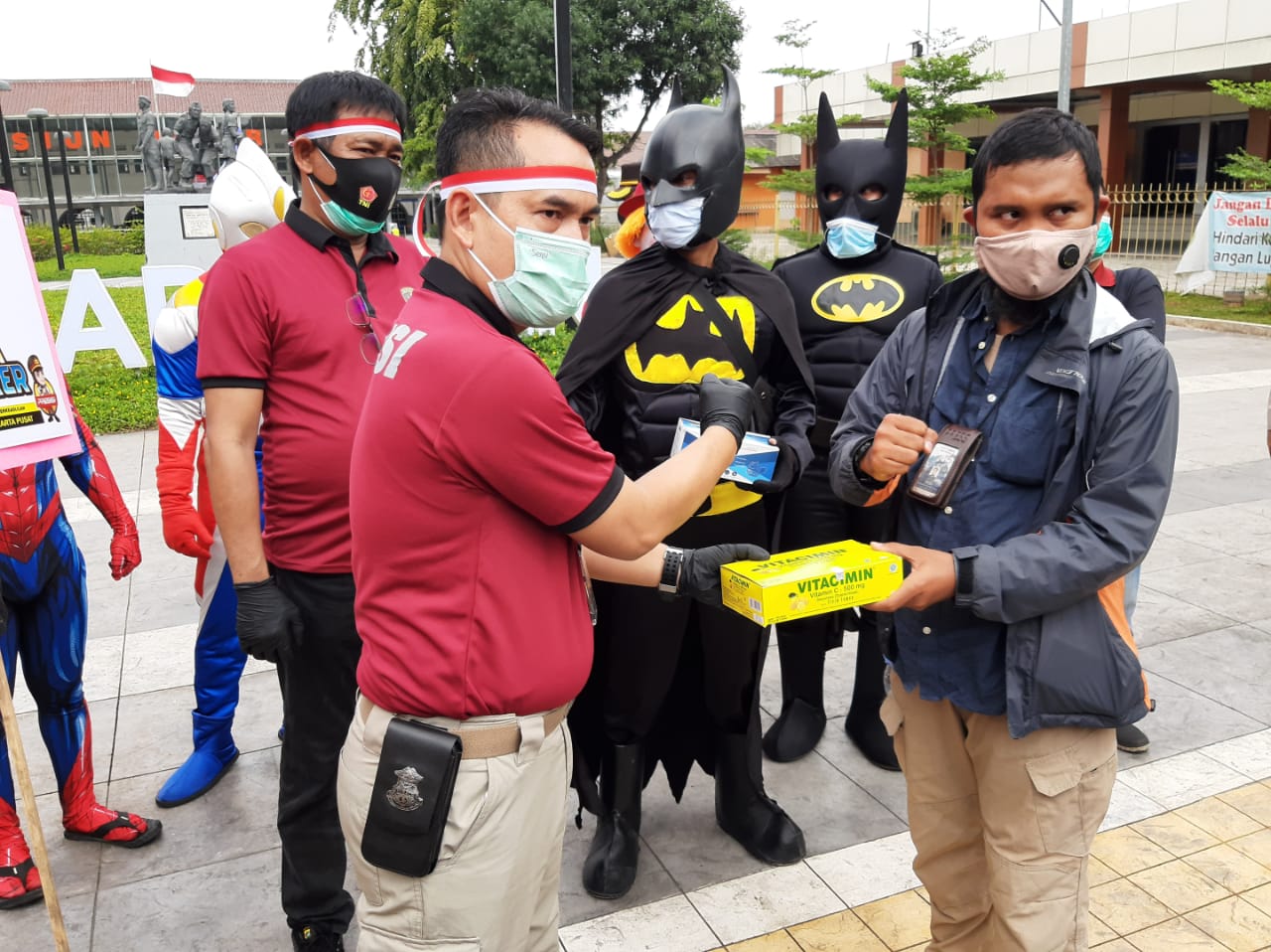 Polres Metro Jakarta Pusat menggelar acara Jakarta Bermasker di kawasan Pasar Senen. Dalam kegiatan itu, sejumlah superhero seperti Batman, Ultraman dan Spiderman dilibatkan.