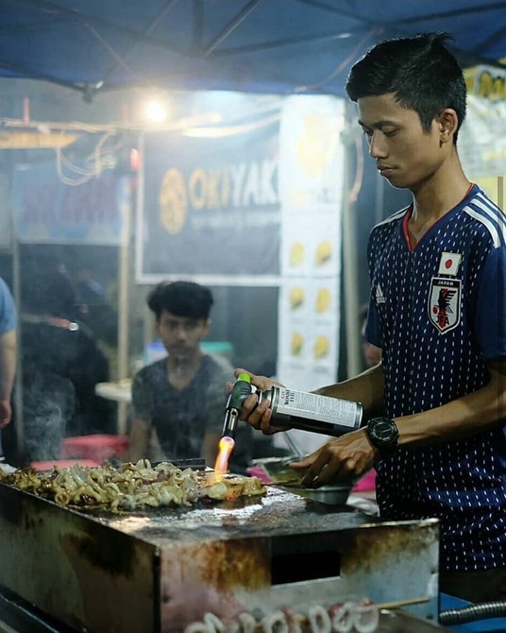 Salah satu kedai di Pasar Semawis. (Foto: instagram.com/squidspot)