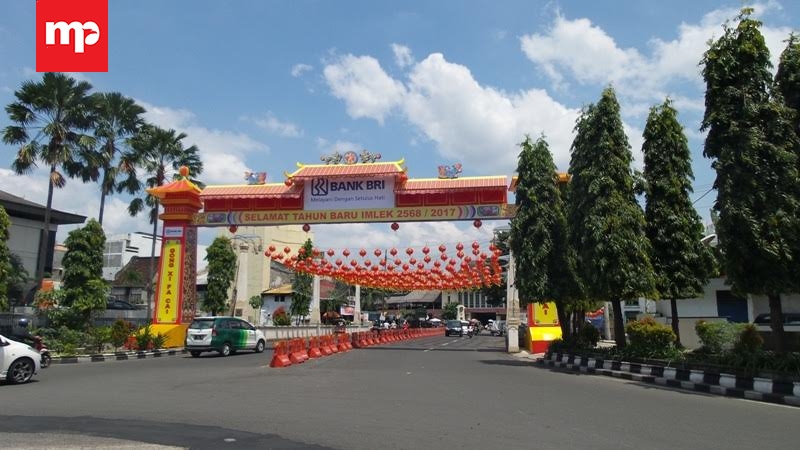 Jelang Imlek, Kawasan Pasar Gede Berubah Menjadi Istana Lampion