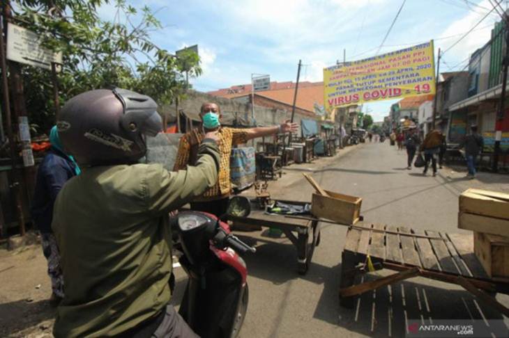 Warga beraktivitas di sepanjang Jalan Jepara, Surabaya, Jawa Timur, Rabu (15/4/2020) (ANTARA FOTO/Didik Suhartono/aww)