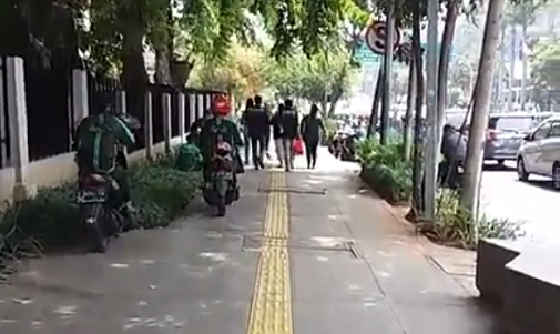 Polisi Buru Pengendara Motor yang Pukul Pejalan Kaki di Trotoar Wahid Hasyim