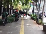 Polisi Buru Pengendara Motor yang Pukul Pejalan Kaki di Trotoar Wahid Hasyim