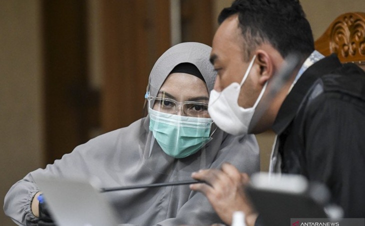 Jaksa Pinangki Sirna Malasari (kiri) dengan kuasa hukumnya saat sidang di Pengadilan Tipikor, Jakarta, Senin (4/1/2021). (ANTARA FOTO/M RISYAL HIDAYAT)