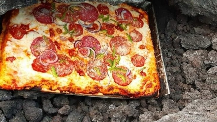 Heboh, Koki Ini Memasak Pizza dengan 'Oven' Gunung Berapi Aktif