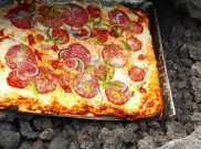 Heboh, Koki Ini Memasak Pizza dengan 'Oven' Gunung Berapi Aktif