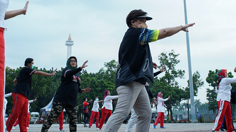 omisi Sport For All  NOC Indonesia Linda Wahyudi (topi hitam) mengikuti gerakan Senam Jantung Sehat  yang diadakan Komisi Sport For All NOC Indonesia x Yayasan Jantung Indonesia  melakukan gerakan senam di Lapangan IRTI, Monas, Sabtu (26/3).(Foto: NOC Indonesia/M Rifiq)