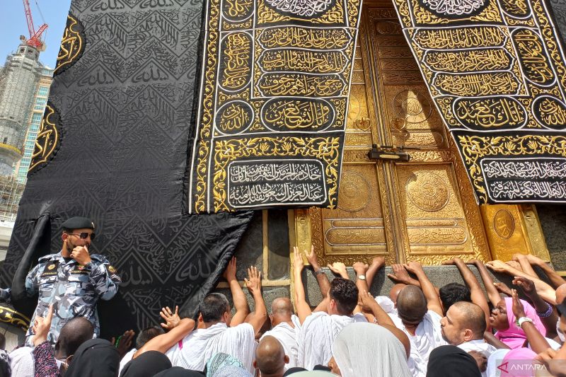 Jemaah Haji dan Umrah Sudah Bisa Mencium Ka'bah