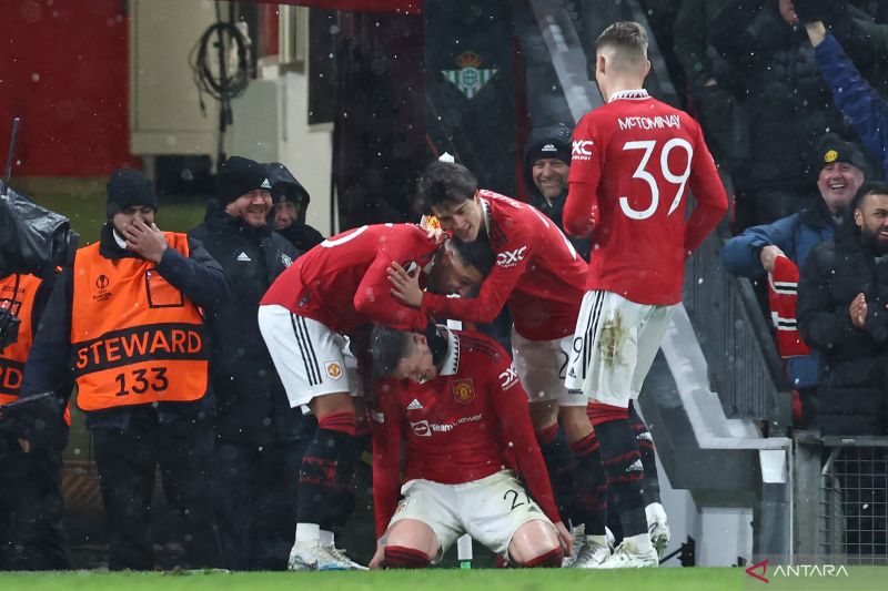 Selebrasi Wout Weghorst (tengah) setelah mencetak gol keempat Manchester United dalam pertandingan leg pertama babak 16 besar Liga Europa lawan Real Betis di Old Trafford pada 10 Maret 2023. ANTARA/AFP/DARREN STAPLES