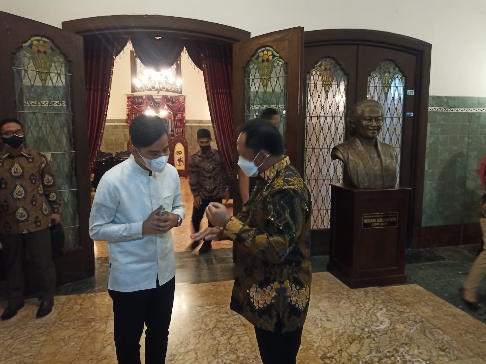 Menteri Dalam Negeri (Mendagri), Tito Karnavian melakukan kunjungan kerja di Rumdin Wali Kota Solo, Gibran Rakabuming, Minggu (31/10). (MP/Ismail)