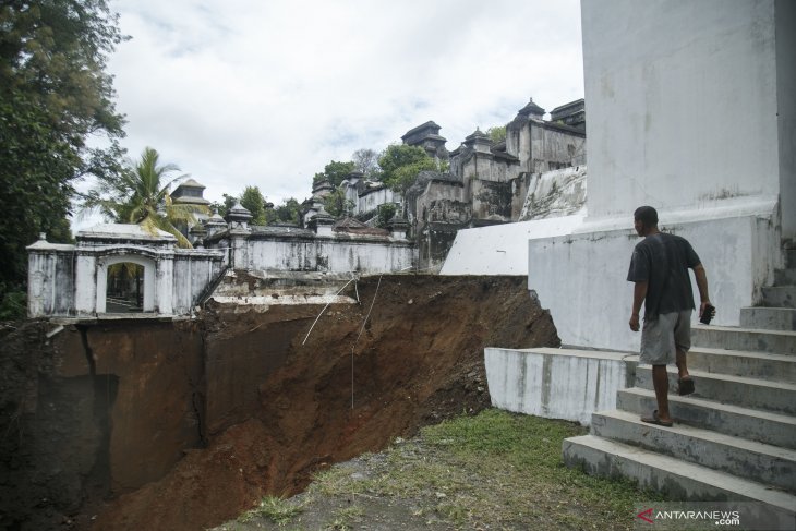 Warga melihat bekas longsor di Kompleks Makam Raja Mataram, Imogiri, Bantul, DI Yogyakarta, Senin (18/3/2019). Hujan deras yang turun sejak Sabtu (16/3) mengakibatkan longsor di sisi timur kompleks Makam Raja Mataram. ANTARA FOTO/Hendra Nurdiyansyah/pras.