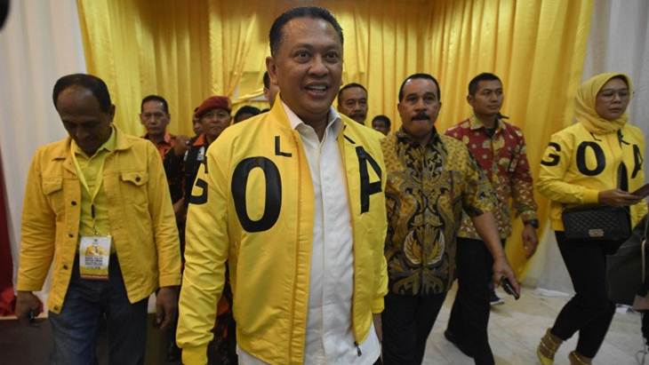 Bambang Soesatyo tiba untuk menyerahkan berkas pendaftaran bakal caketum Partai Golkar di DPP Partai Golkar. ANTARA FOTO/Puspa Perwitasari/wsj.
