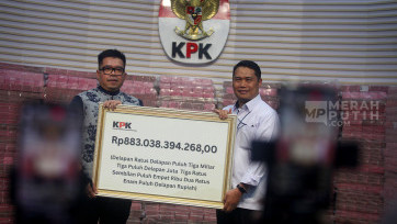 Momen KPK Serahkan Uang Rampasan Kasus Korupsi Taspen Senilai Rp 883 Miliar di Jakarta