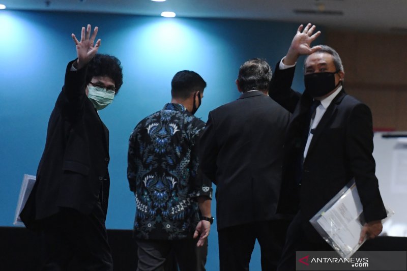 Anggota Dewan Pengawas KPK Albertina Ho (kiri) dan Syamsuddin Haris (kanan) bersiap menggelar sidang etik di Gedung Pusat Edukasi Antikorupsi, Jakarta, Selasa (8/9/2020). . ANTARA FOTO/Hafidz Mubarak A/foc.