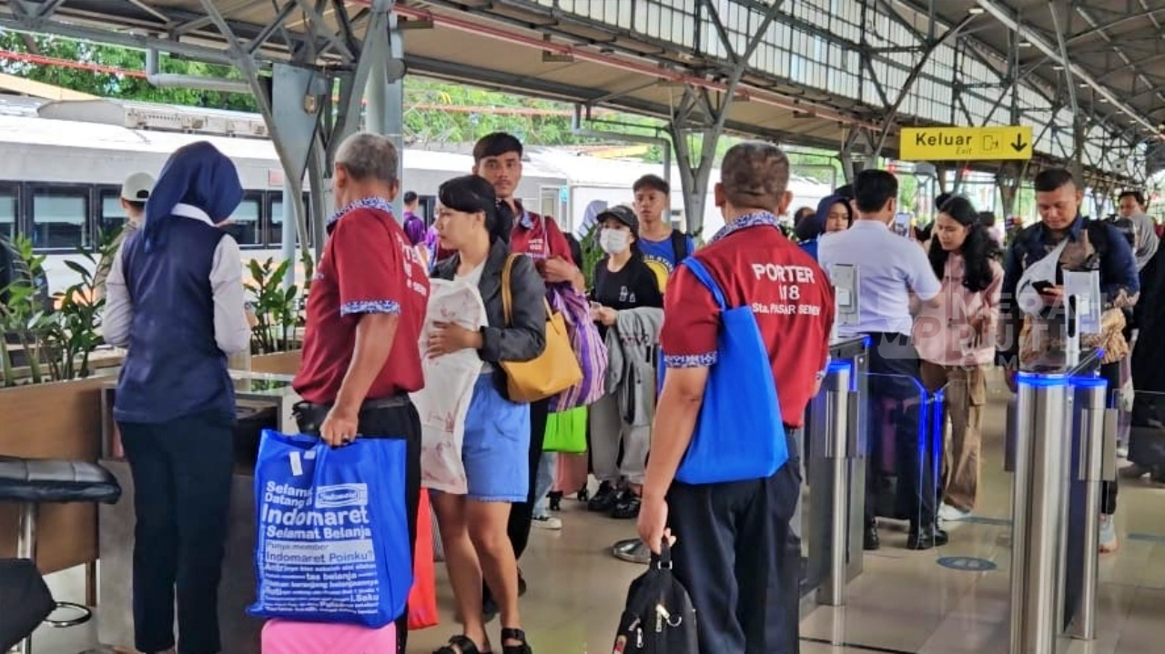Stasiun Kereta Jadi Titik Krusial saat Momen Nataru, Porter Dituntut Berpenampilan Rapi dan Bekerja Sesuai SOP