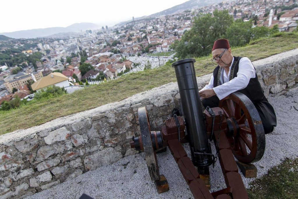 Bukan Beduk Magrib, Ledakan Meriam Dijadikan Tanda Buka Puasa di Sarajevo