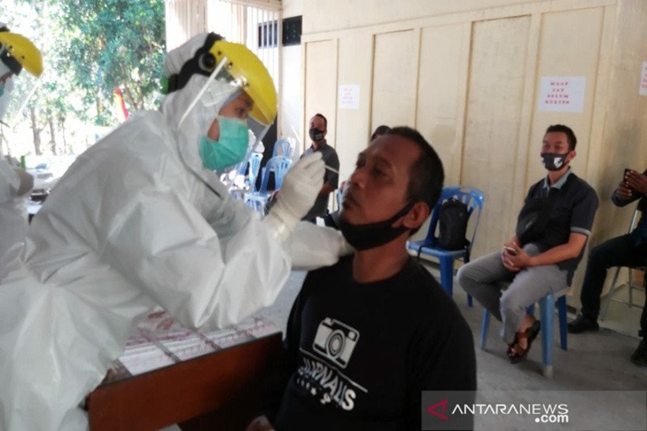 Sejumlah wartawan yang bertugas di Kabupaten Kulon Progo menjalani tes usap. (ANTARA/Sutarmi)