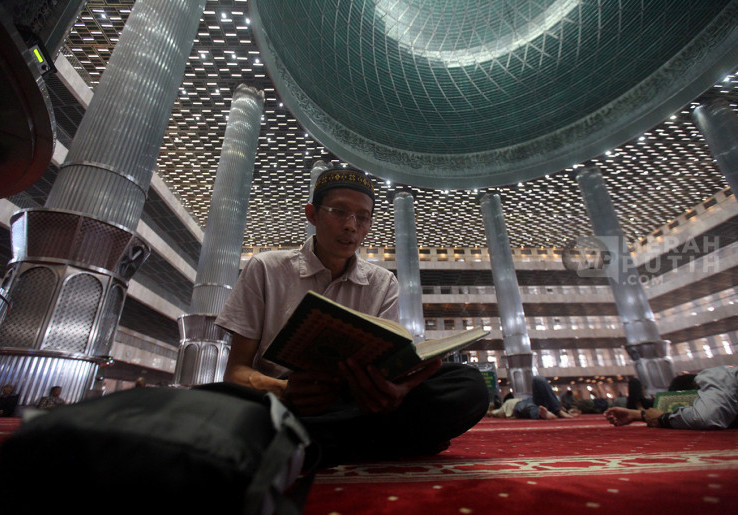 Umat Islam Mengisi Puasa Ramadan dengan Tadarus Qur'an di Masjid Istiqlal