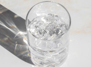 Jangan Kunyah Es Batu, Begini Dampaknya