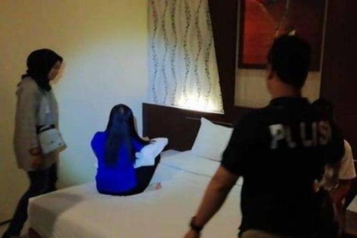 Ilustrasi - Penggerebekan prostitusi "online" di salah satu kamar hotel. (HO)