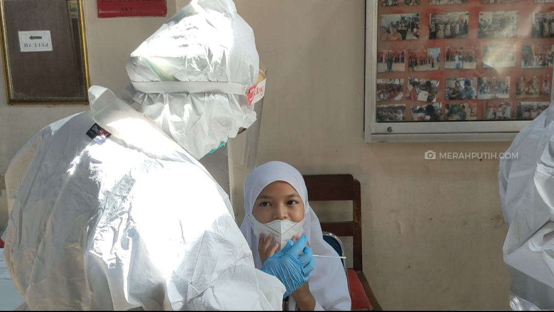 Langgar Prokes saat PTM, Ratusan Siswa dan Guru di Solo Dites Swab Antigen