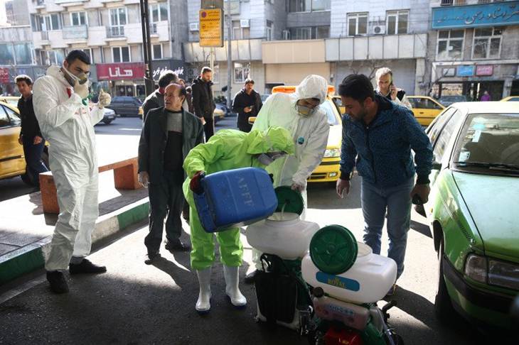 Para anggota tim medis mengenakan masker saat mempersiapkan cairan disinfektan untuk membersihkan tempat-tempat umum di Teheran, Iran, 5/3/2020, berkaitan dengan wabah virus corona di negara itu. ANTARA/WANA (West Asia News Agency)/Nazanin Tabatabaee via REUTERS/TM (VIA REUTERS/WANA NEWS AGENCY)