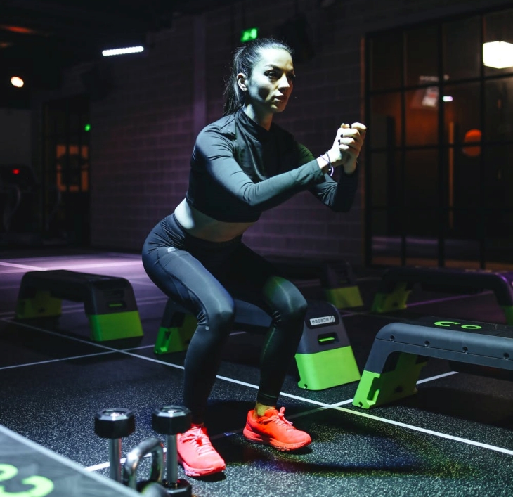 Squats bisa dilakukan kapan saja dan dimana saja (Foto: pexels/Polina Tankilevich)