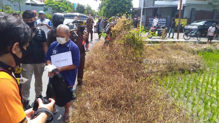 Pelaku pembunuhan dua orang korban dengan racun tikus menjalani rekonstruksi dikawan ketat anggota Polresta Surakartawa, Jawa Tengah, Kamis (14/5). (MP/Ismail)