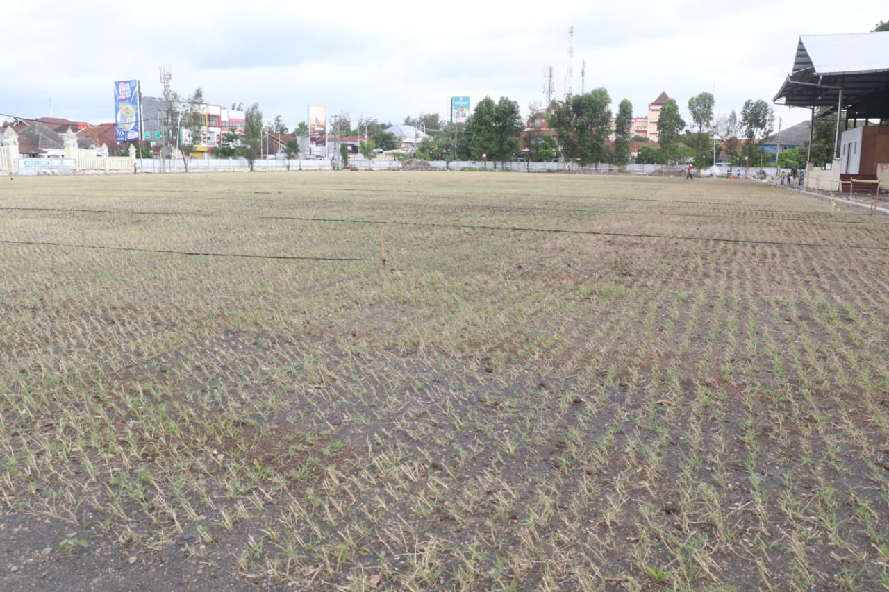 Lapangan Kota Barat, Solo, Jawa Tengah, dilakukan renovasi untuk tempat latihan Piala Dunia U-20 pada 2023, Selasa (29/12). (MP/Ismail)