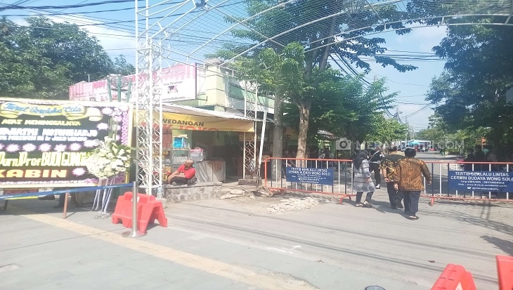 Jelang Pemakaman Ibunda Jokowi, Ribuan Karangan Bunga Penuhi Rumah Duka