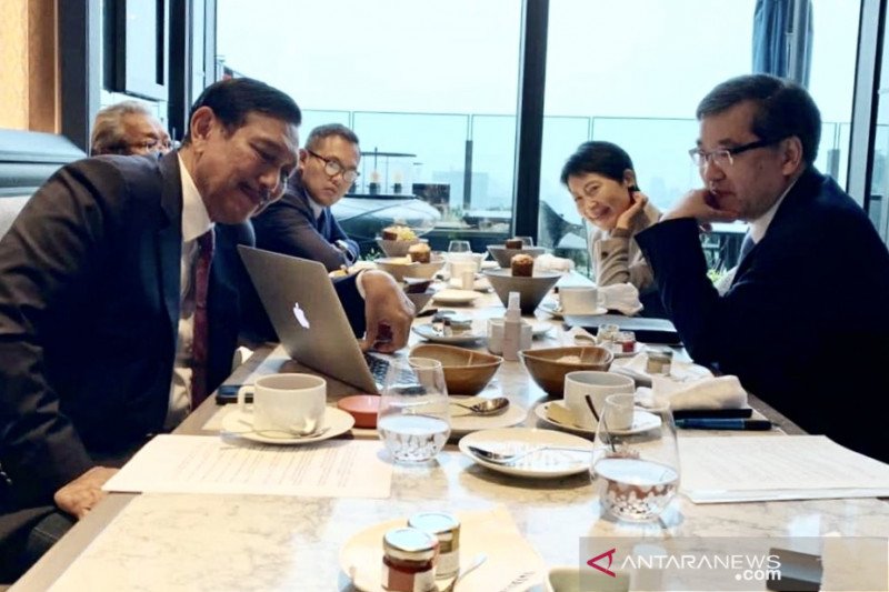 Menteri Koordinator Bidang Maritim dan Investasi Republik Indonesia Luhut B. Pandjaitan (kiri) menunjukkan gambar di laptopnya ke para pimpinan Universitas Tokyo di Tokyo, Jepang, Sabtu (5/12/2020). (Foto: KBRI Tokyo)