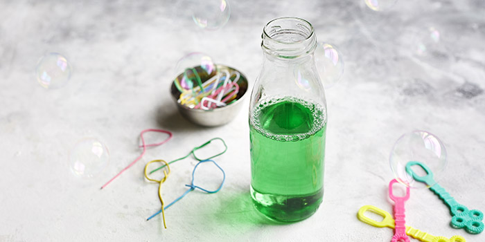 Ajak anak membuat dan bermain bubble bersama. (Foto: BBC)