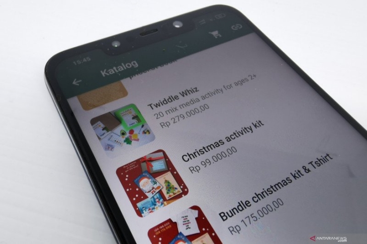 Katalog produk di akun WhatsApp Business salah satu toko lokal. (Foto: ANTARA/Natisha Andarningtyas)	