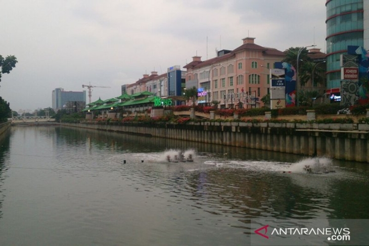 Aliran sungai di depan pusat perbelanjaan Mangga Dua, Jalan Gunung Sahari, Jakarta Utara, Jumat (8/11/2019) (ANTARA/Laily Rahmawaty)